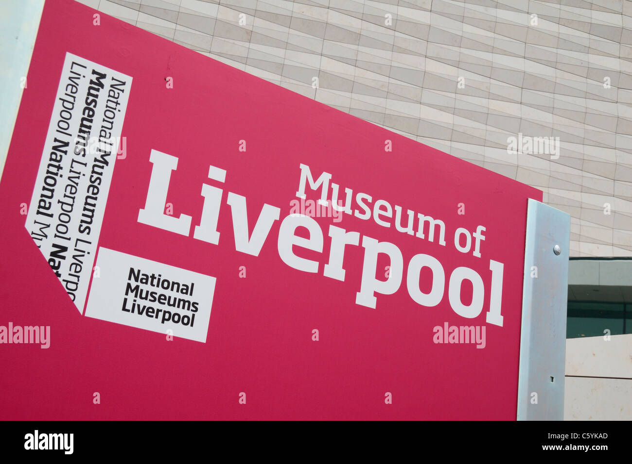 Le "National Museums Liverpool' en dehors de la logo Musée de Liverpool, Pier Head, Liverpool, Royaume-Uni Banque D'Images