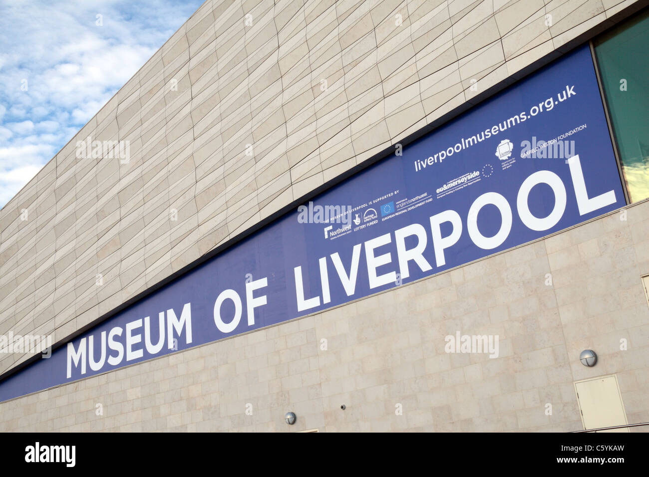 Dabinda Vue de côté le musée de Liverpool, Pier Head, Liverpool, Royaume-Uni. Le musée a ouvert ses portes en juin 2011. Banque D'Images