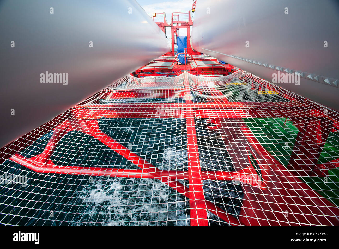 Les aubes de turbine de vent sur une barge à l'aide d'un cric de la construction du parc éolien offshore Walney, Cumbria, UK. Banque D'Images