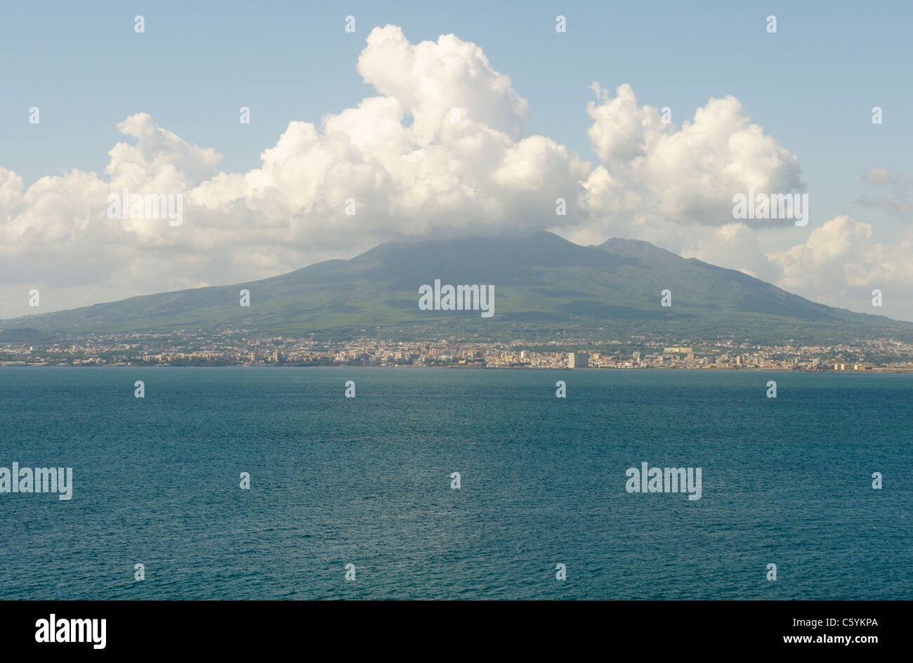 Vue sur le Vésuve et Naples à partir de l'ensemble de la baie de Naples (golfe de Naples) Banque D'Images