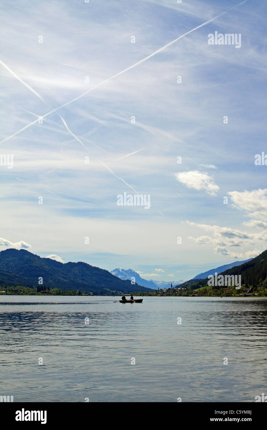 Lac Weissensee, Carinthie (Kärnten), l'Autriche. À l'Est, vers le village de Techendorf et les lointaines montagnes des Dolomites Banque D'Images