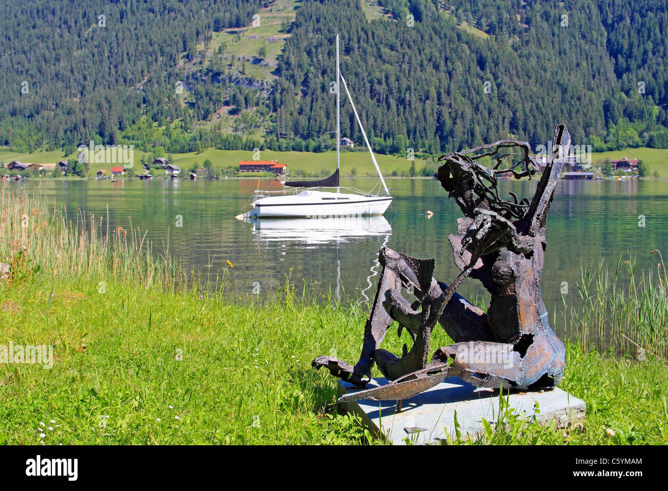 Sculpture sur la rive sud du lac Weissensee, Carinthie (Kärnten, Autriche) Banque D'Images