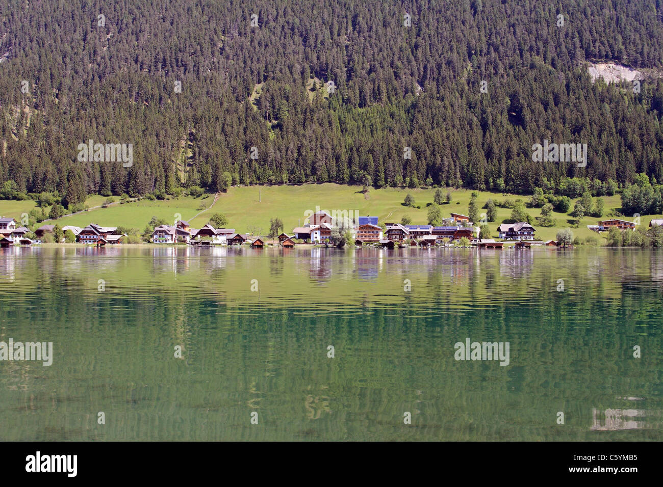 Lac Weissensee, Carinthie (Kärnten), l'Autriche. Vue de la rive nord du lac autour de Techendorf Banque D'Images