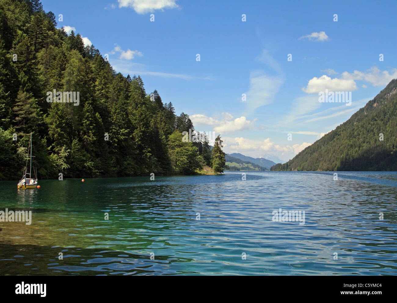 Lac Weissensee, Carinthie (Kärnten), l'Autriche. À la recherche de l'ouest vers l'Hotel Zum Dolomites. Banque D'Images