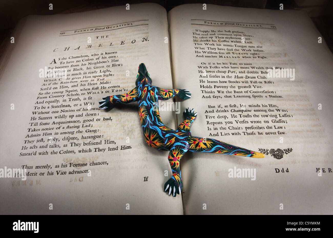 Belle vieille la poésie anglaise dont le thème est le caméléon (Poèmes à plusieurs reprises imprimé en 1718, première édition) Banque D'Images