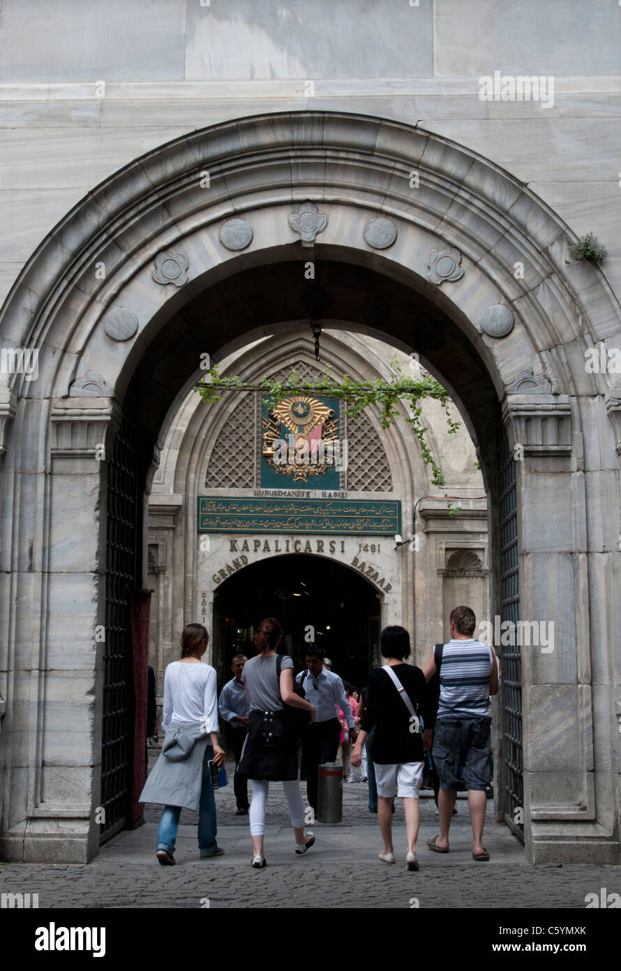 Les touristes entrant dans le grand bazar ou Kapali Carsi, Istanbul Banque D'Images