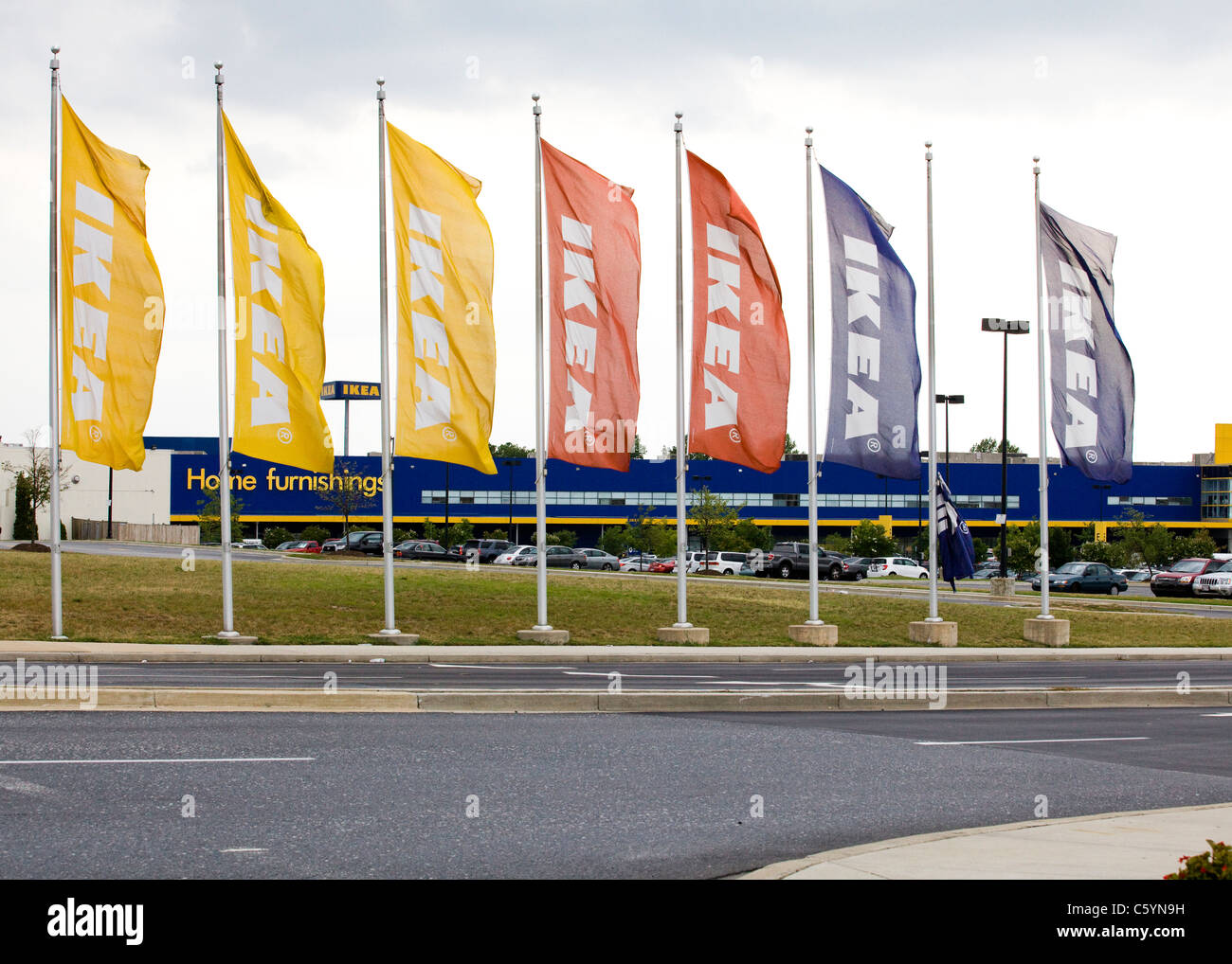 Série de drapeaux colorés magasin de meubles IKEA Banque D'Images