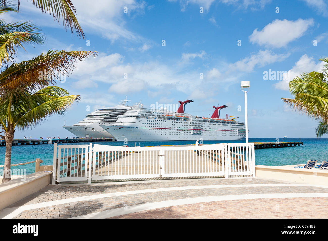 Les passagers des bateaux de croisière sur le quai de débarquement des bateaux de croisière Carnival Triumph et de l'Ecstasy à Cozumel, Mexique Banque D'Images