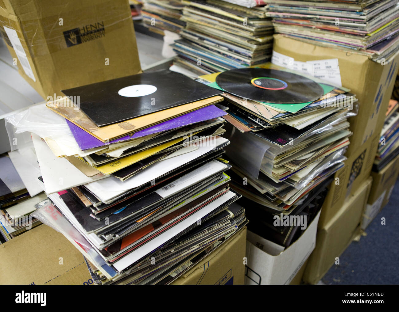 Utilisé vinyles empilés jusqu'à la revente Banque D'Images