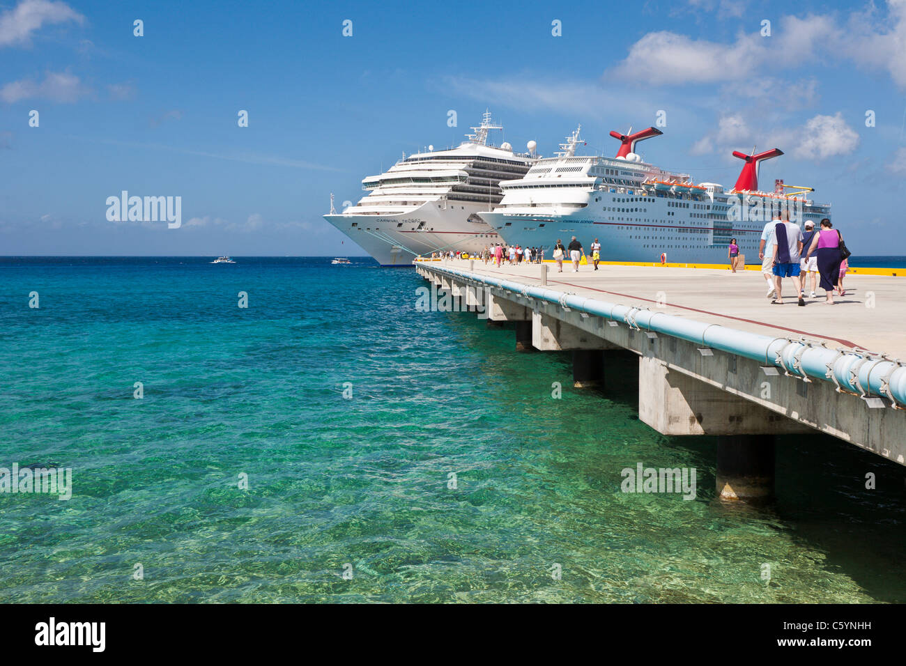 Les passagers des bateaux de croisière sur le quai de débarquement des bateaux de croisière Carnival Triumph et de l'Ecstasy à Cozumel, Mexique Banque D'Images