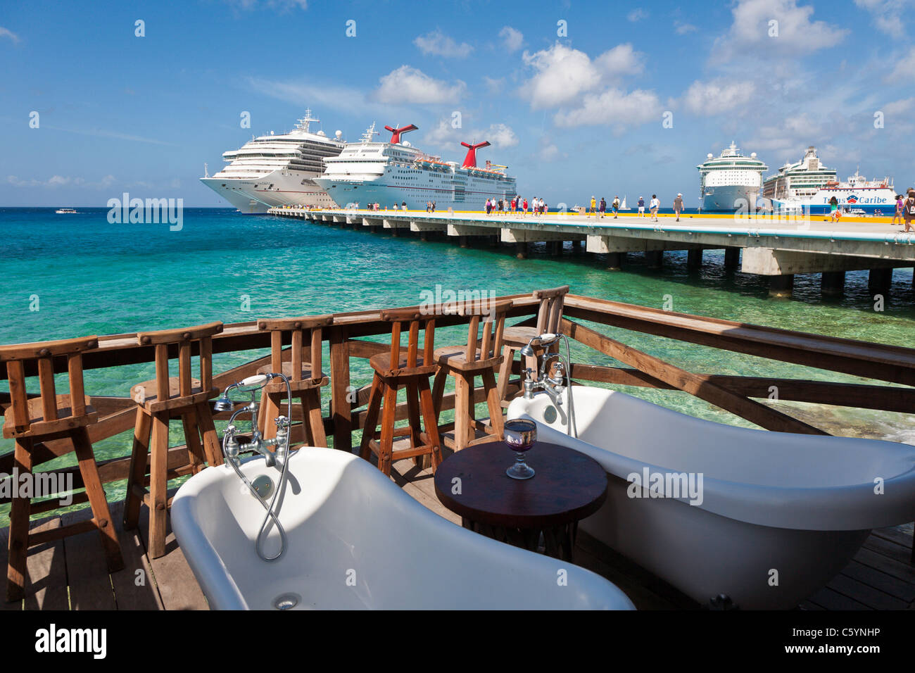 D'une baignoire en plein air sur une terrasse en bois donnant sur le port de navires de croisière à trois Amigos Cantina à Cozumel, Mexique dans la mer des Caraïbes Banque D'Images