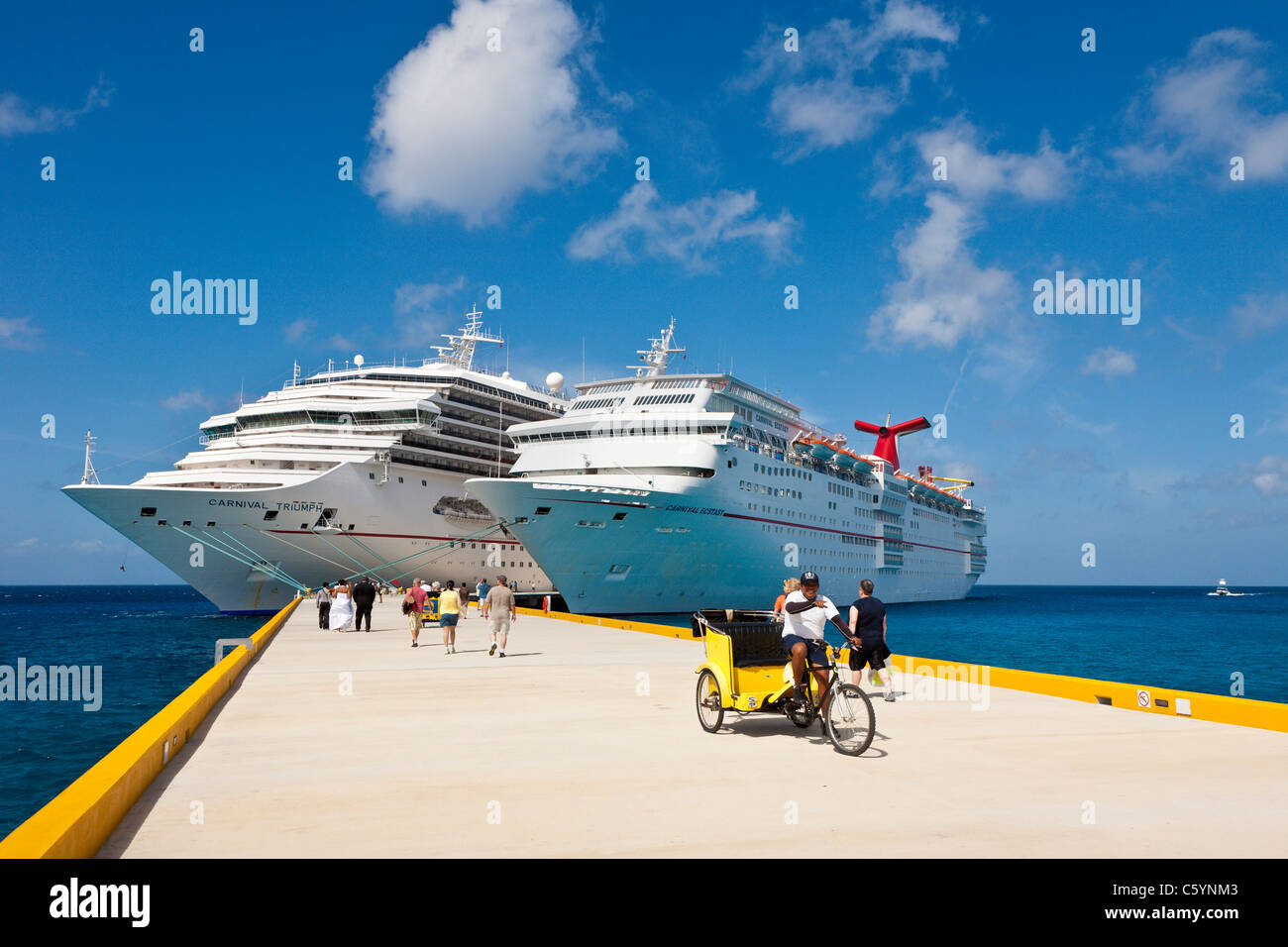 Vélo taxi sur un quai de retour de prendre les tarifs pour les bateaux de croisière Carnival Triumph et de l'Ecstasy à Cozumel, Mexique Banque D'Images