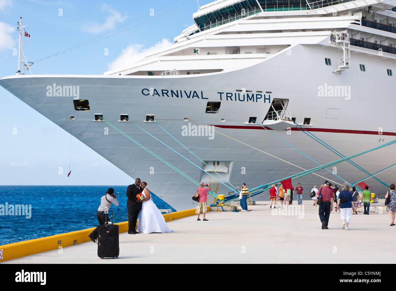 Photographe de mariage photographie black couple nouvellement marié à l'avant de navire de croisière Carnival Triumph à Cozumel, Mexique Banque D'Images