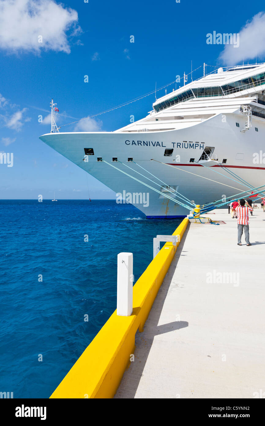 Les passagers des bateaux de croisière sur la jetée près de navire de croisière Carnival Triumph à Cozumel, Mexique dans la mer des Caraïbes Banque D'Images