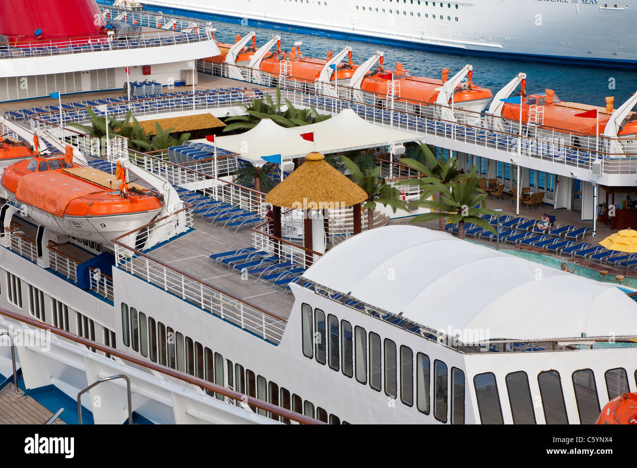 Close up of Carnival pont et canots tandis que sur le port à Cozumel, Mexique dans la mer des Caraïbes Banque D'Images