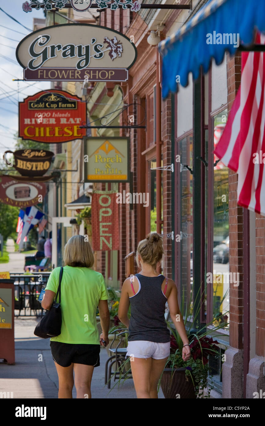Shoppers sur James Street en été, Clayton, New York, région des Mille-Îles, le comté de Jefferson Banque D'Images
