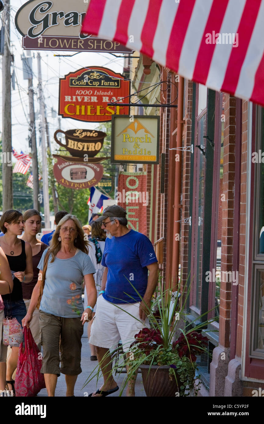 Shoppers sur James Street en été, Clayton, New York, région des Mille-Îles, le comté de Jefferson Banque D'Images