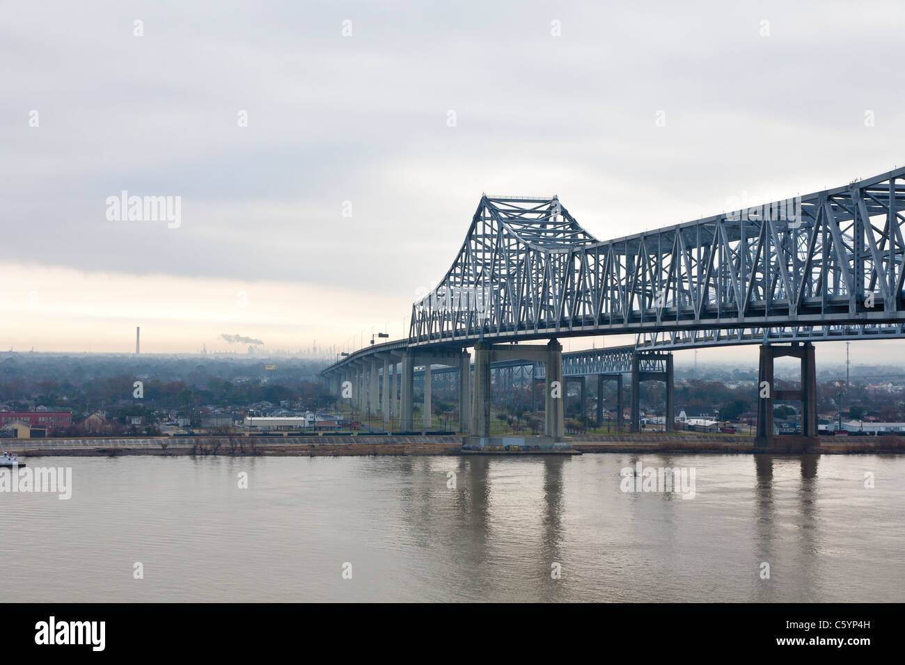 Steel bridge over Mississippi River dans le centre-ville de La Nouvelle-Orléans, Louisiane Banque D'Images