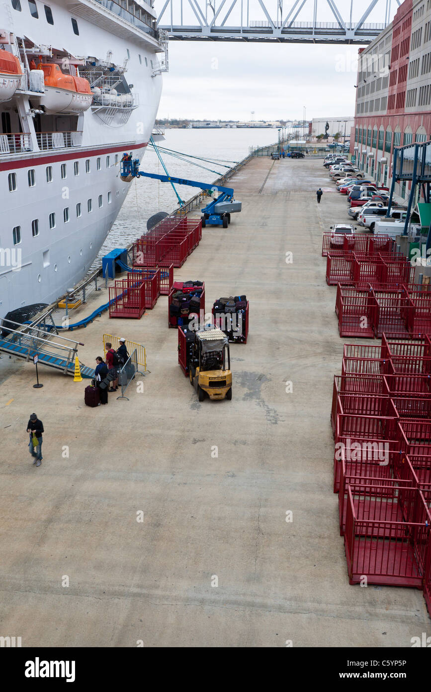 Les équipes de Carnival Triumph décharger vos bagages et peindre la coque au port sur le fleuve Mississippi au centre-ville de La Nouvelle-Orléans, Louisiane Banque D'Images