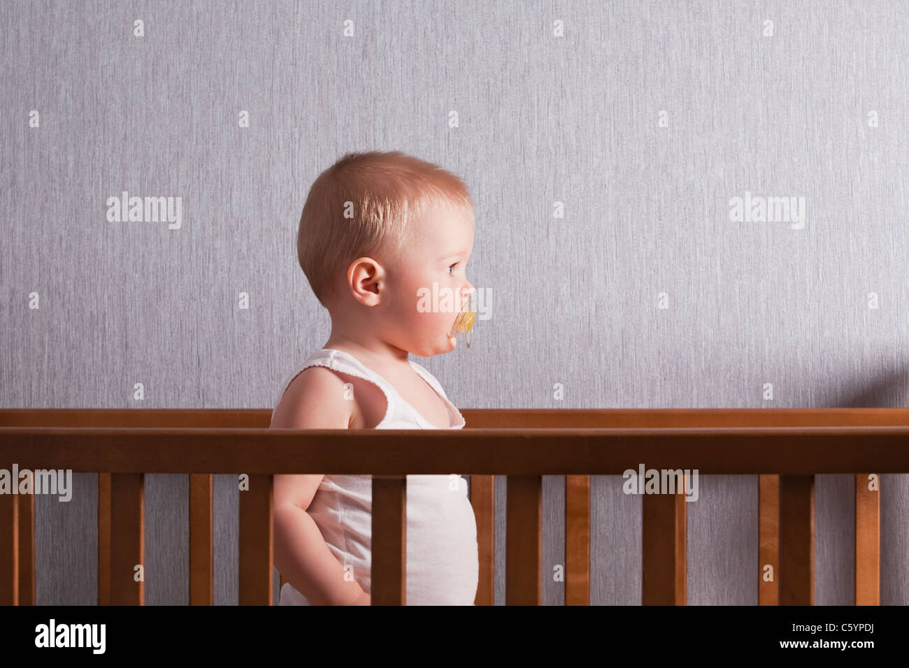 La Russie Voronezh Baby Boy 12 17 Mois En Lit Bebe Photo Stock Alamy