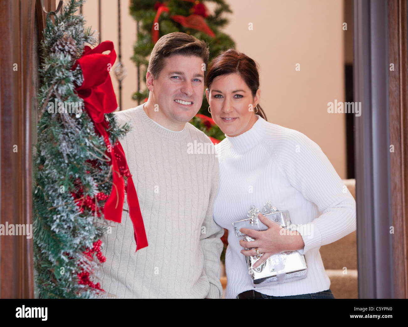 États-unis, Illinois, Metamora, couple à la porte de maison décorée pour Noël Banque D'Images