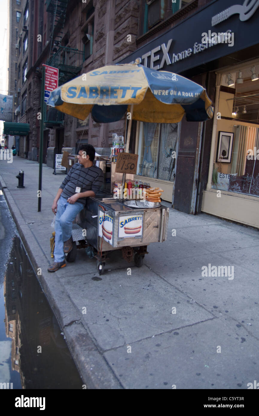 Un vendeur de hot-dog à New York City, USA. Banque D'Images