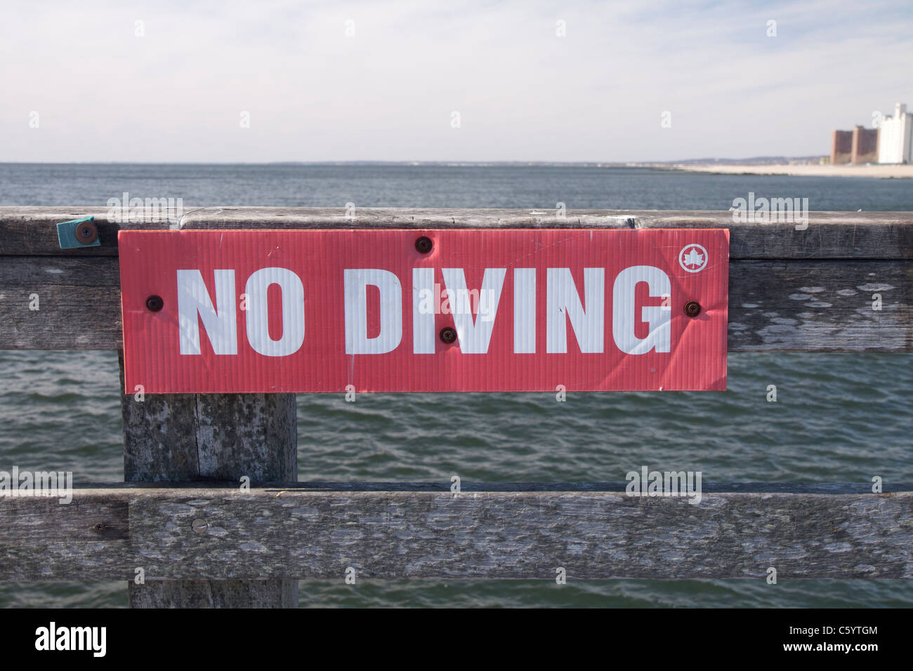 Un 'Non' plongée signe sur Coney Island Boardwalk. Banque D'Images