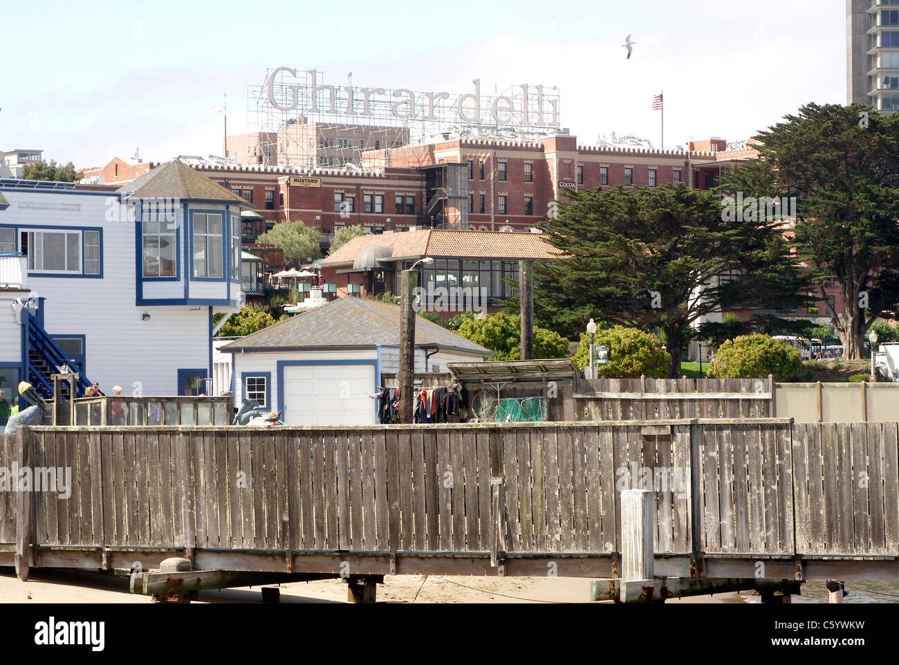 Le signe de Ghirardelli surplombant la Place Ghirardelli Square à San Francisco Banque D'Images