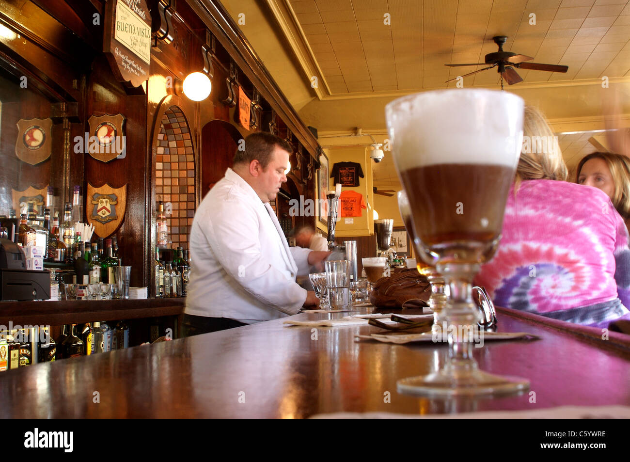 Un café irlandais sur la barre au célèbre café Buena Vista à San Francisco Banque D'Images