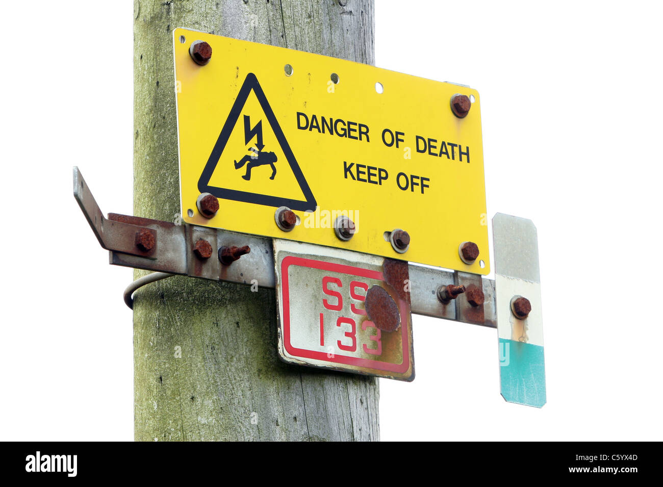 Danger de mort signe d'avertissement à côté d'un chemin public à travers Grovely Woods dans le Wiltshire. ROYAUME-UNI 2010 Banque D'Images