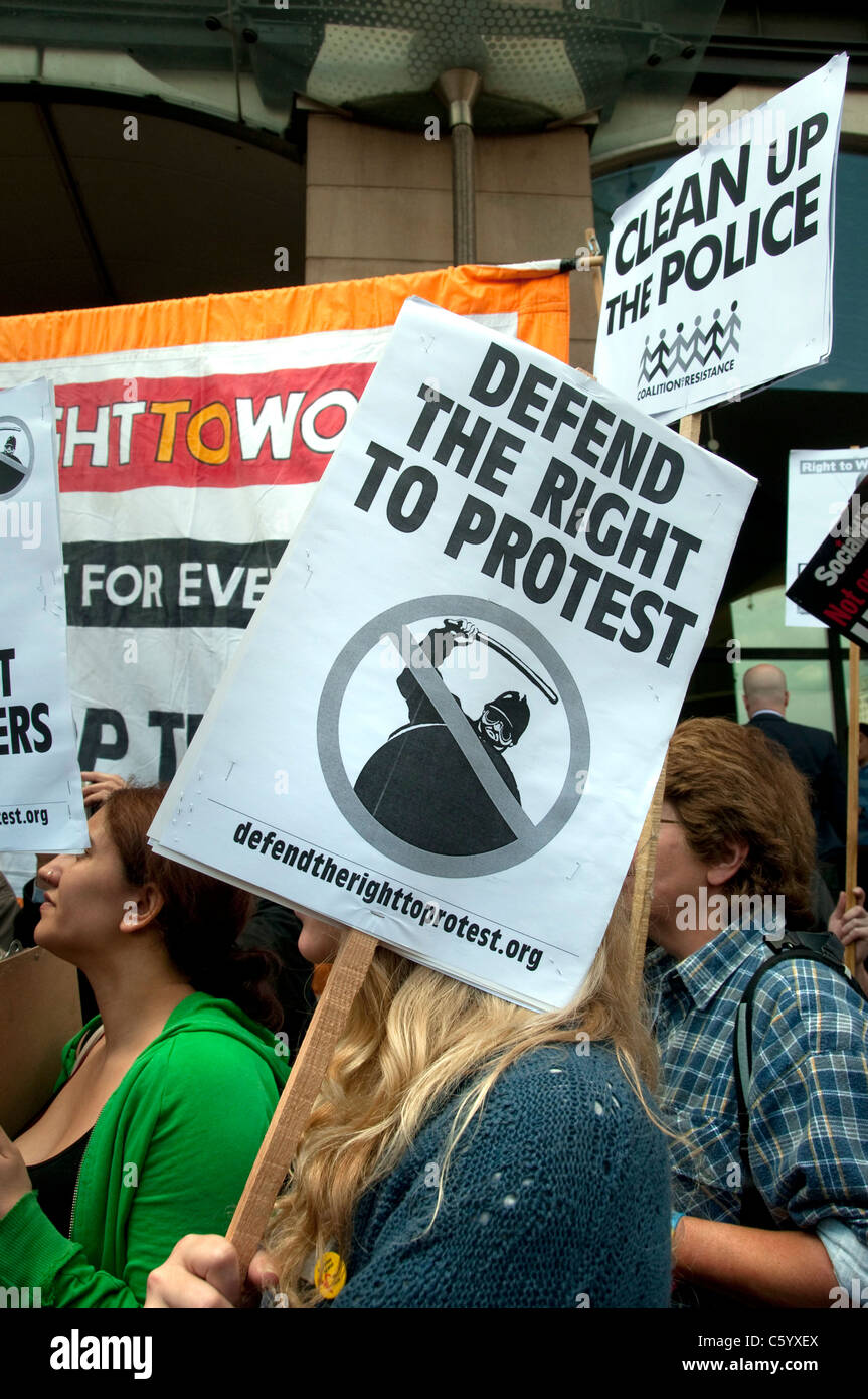 Protestation à Westminster sur écoutes téléphoniques et de piratage à Rupert Murdoch News Journal du monde Banque D'Images
