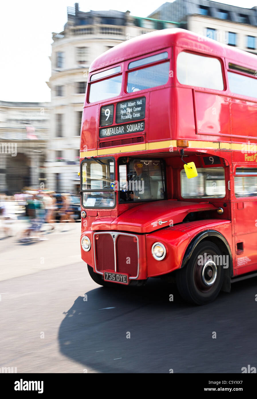 Routemaster Bus à Trafalgar Square, le centre de Londres Banque D'Images