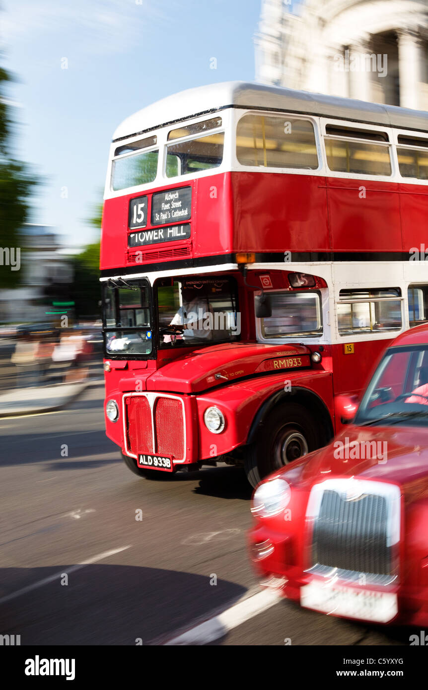 Routemaster bus dans le centre de Londres Banque D'Images