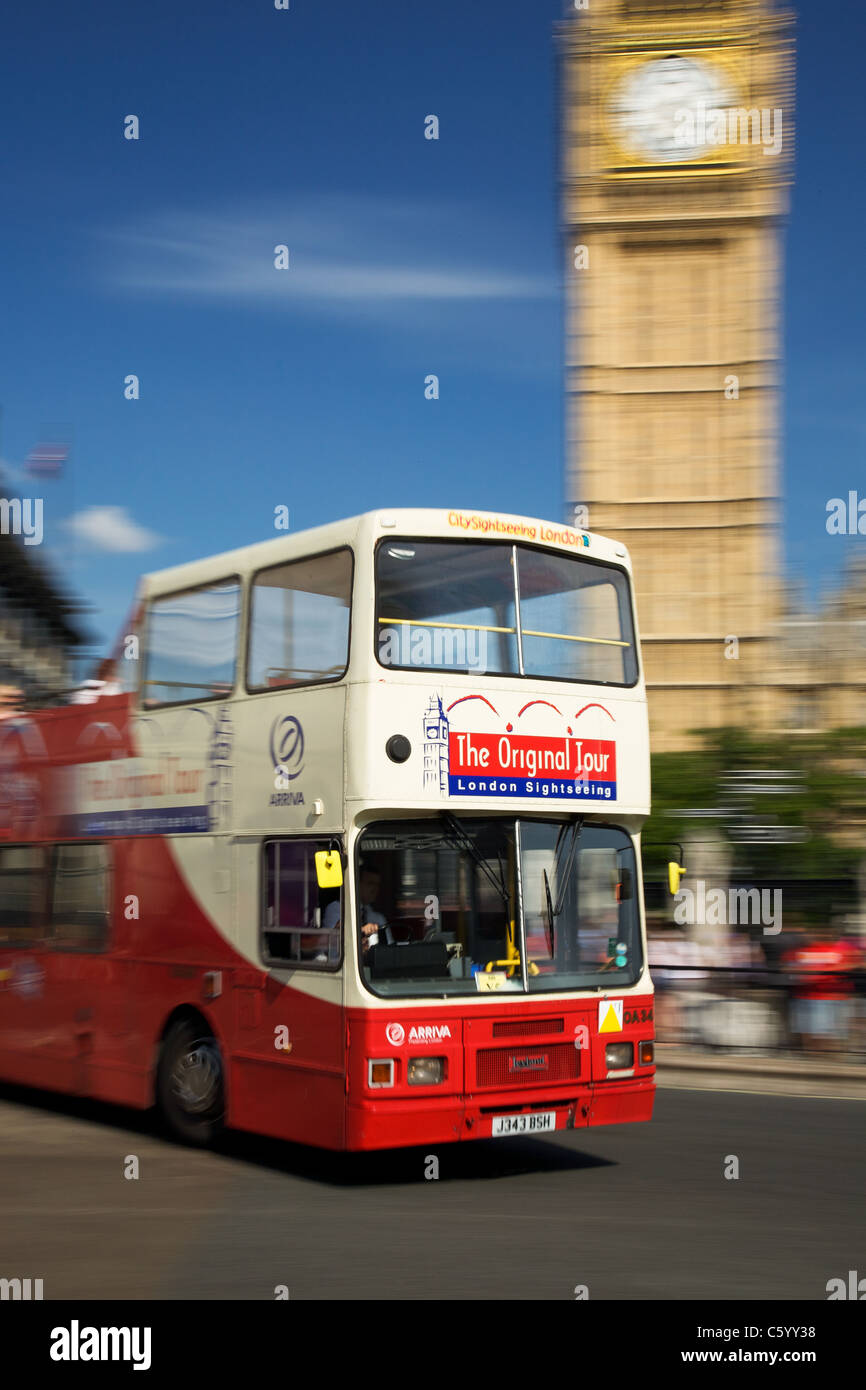 London bus de tourisme en passant Big Ben, London Banque D'Images