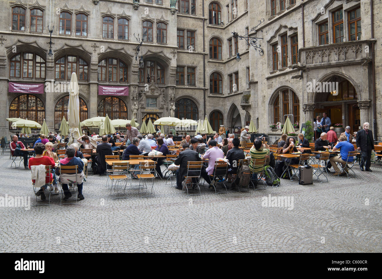 Les gens au restaurant Ratskeller, à la nouvelle Mairie, Munich, Allemagne Banque D'Images