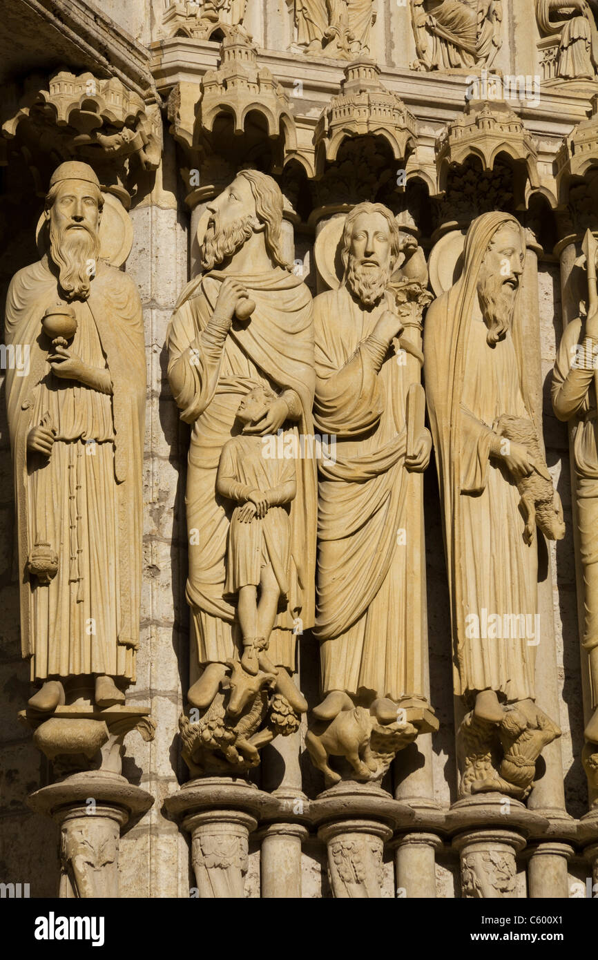 Statues de Saints à l'entrée de la cathédrale de Chartres France Banque D'Images