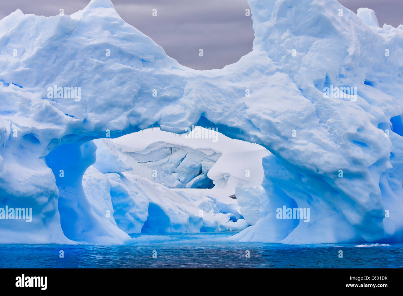 Grand Antarctic iceberg avec une cavité à l'intérieur Banque D'Images