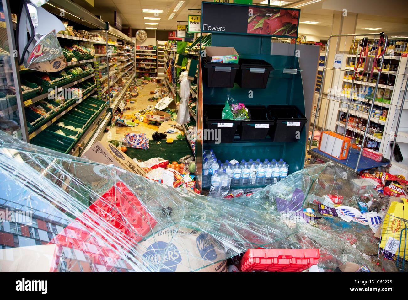 Pillé et détruit jusqu'supermarché Tesco le long de la route de Londres à Croydon. Le lendemain de l'émeute a eu lieu à Croydon à Londres. Banque D'Images