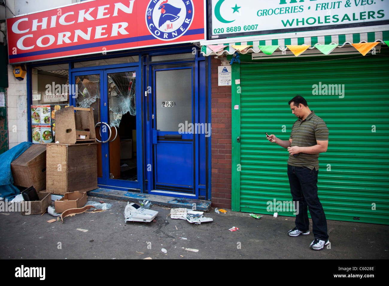 Pillé et détruit un magasin fronts le long de la route de Londres à Croydon. Le lendemain de l'émeute a eu lieu à Croydon, dans le sud de Londres. Banque D'Images