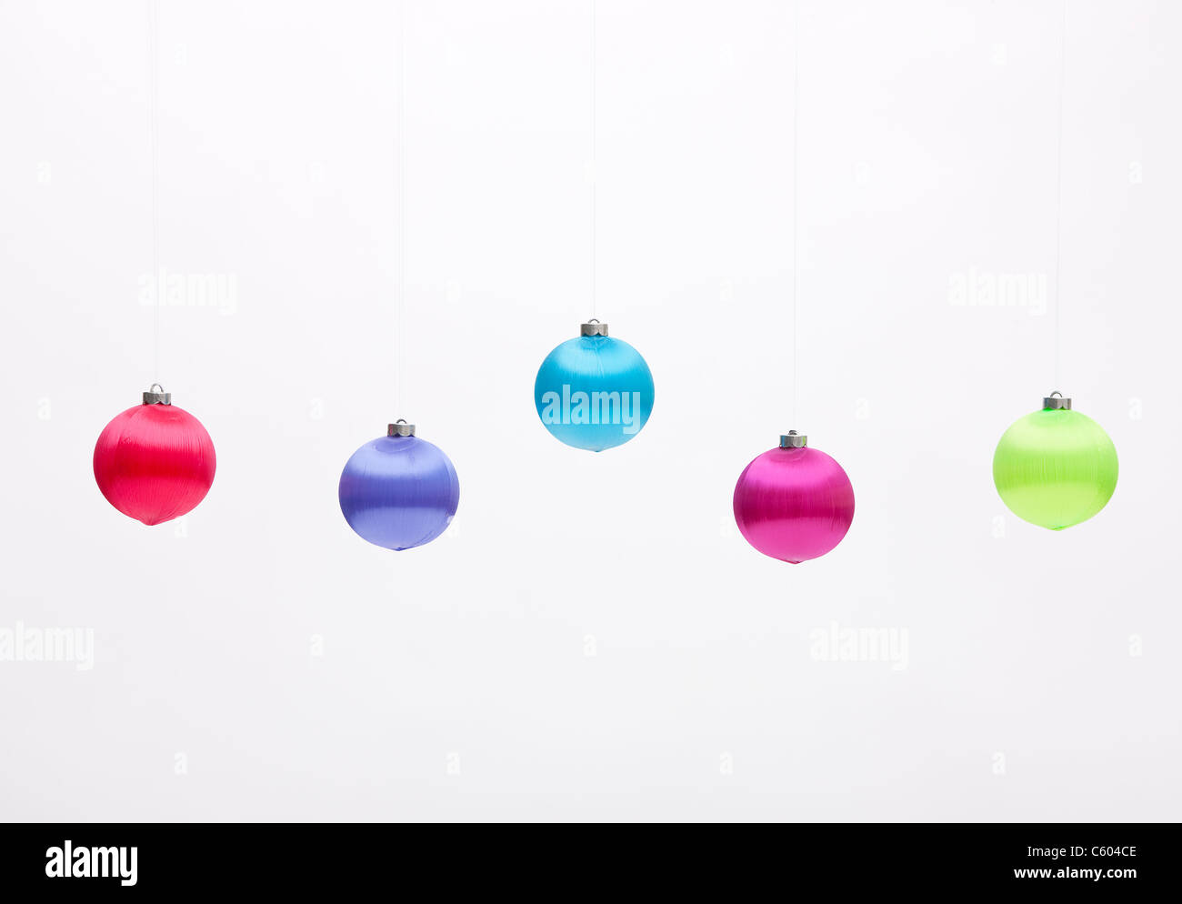 États-unis, Illinois, Metamora, décorations de Noël coloré accroché contre fond blanc Banque D'Images