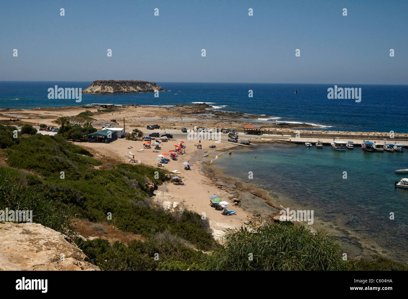 L'ancien port romain avec St Georges à l'île dans le sud de l'île d'Agios Georgios Banque D'Images