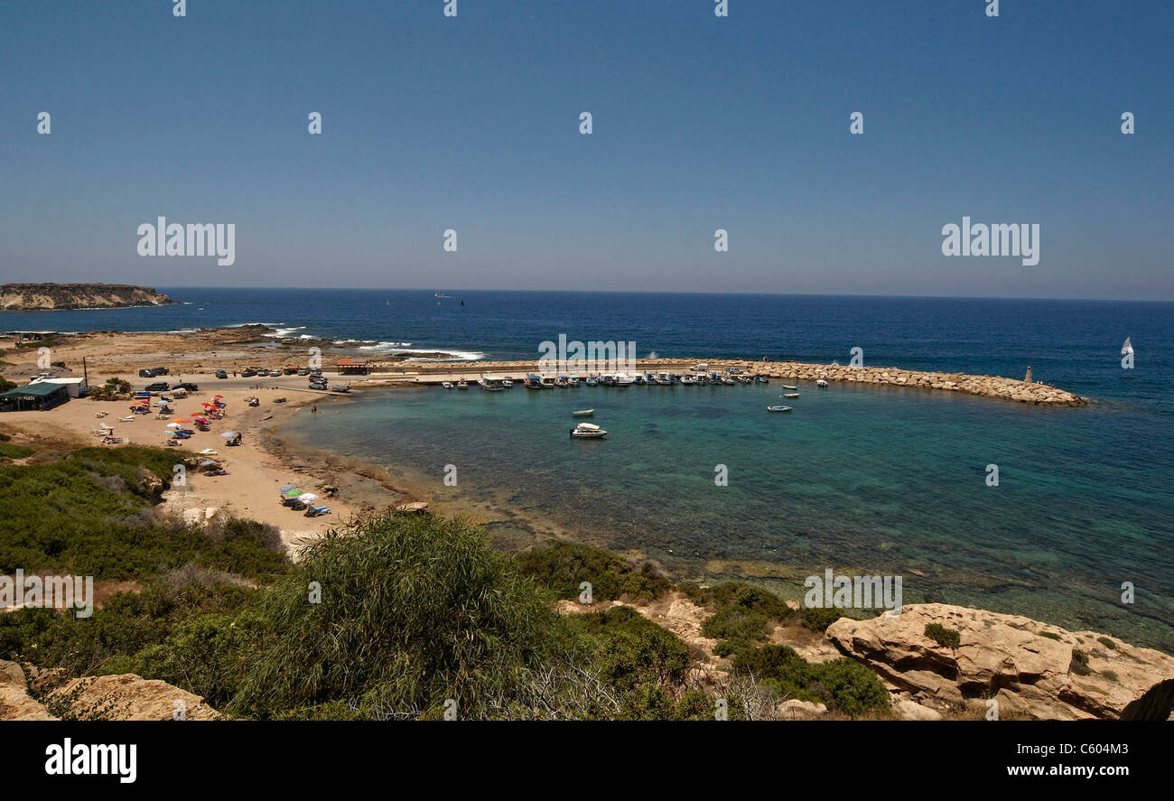 L'ancien port romain avec St Georges à l'île dans le sud de l'île d'Agios Georgios Banque D'Images
