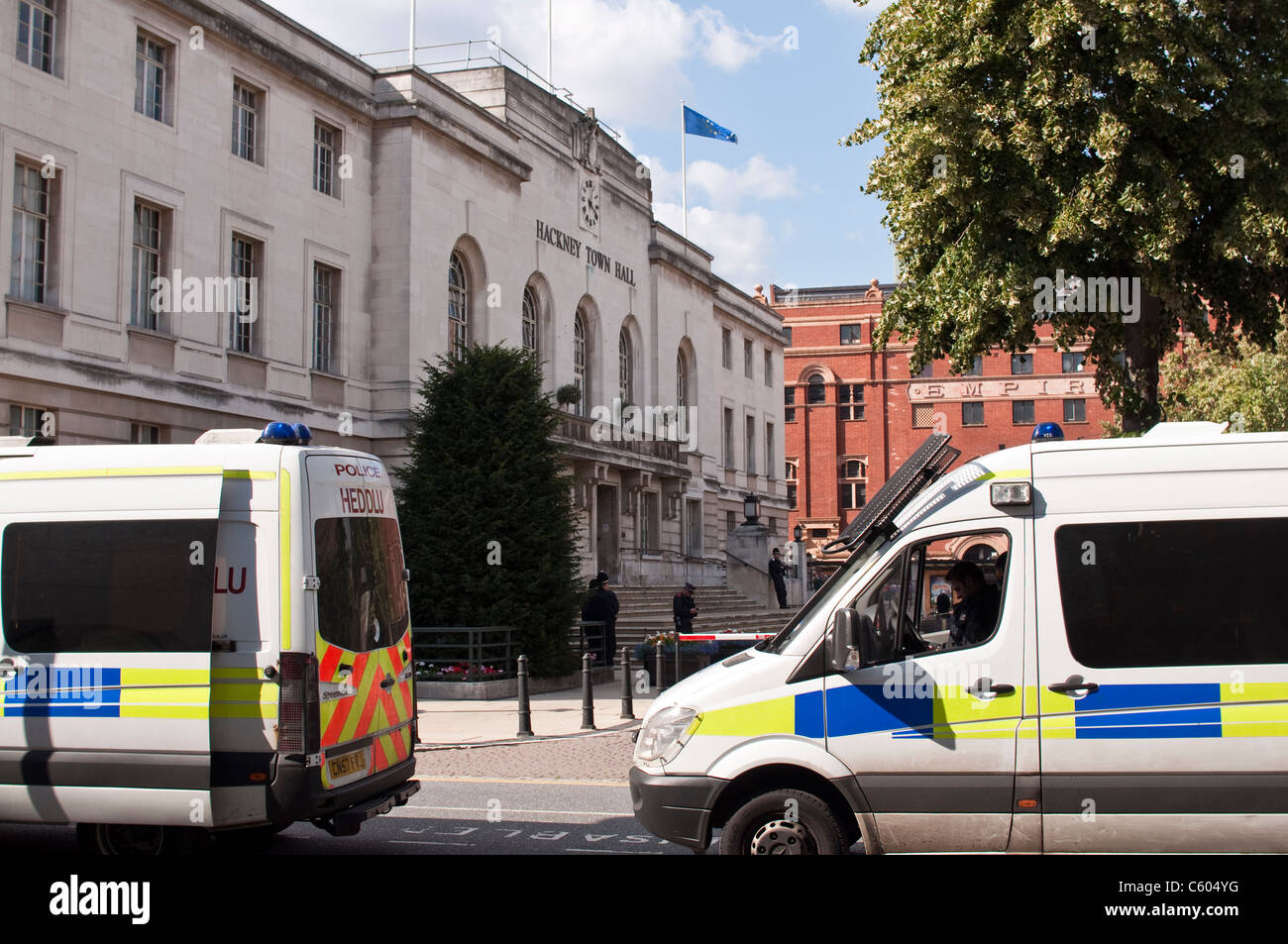 La Police galloise cars [Heddlu] à Londres, à l'extérieur de ville de Hackney, le mardi 9 août, à la suite des émeutes le 8 août 2011. Banque D'Images