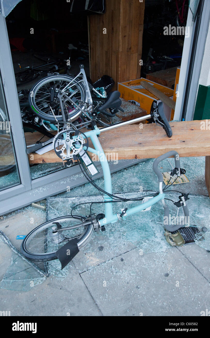 Lendemain d'émeutes dans la région de Camden Town, Evans Cycles, magasin pillé dans Chalk Farm Road Banque D'Images
