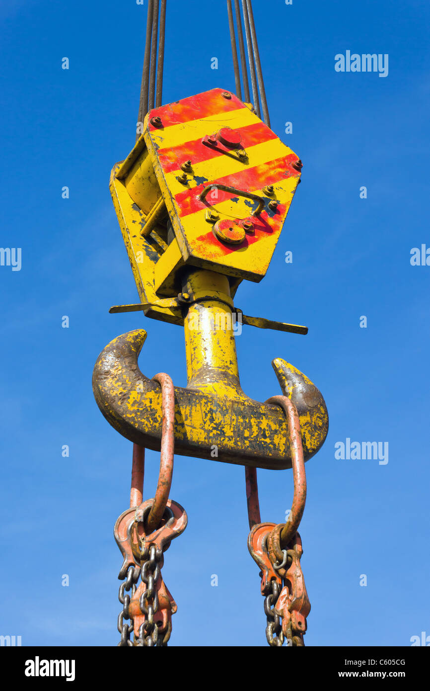 Crochet de grue industrielle on blue sky Banque D'Images