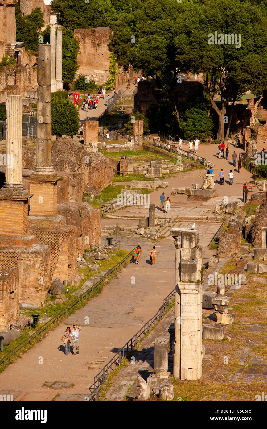 Les touristes à pied la Via Sacra - la route principale jusqu'au milieu des ruines du Forum Romain, Rome Italie Banque D'Images