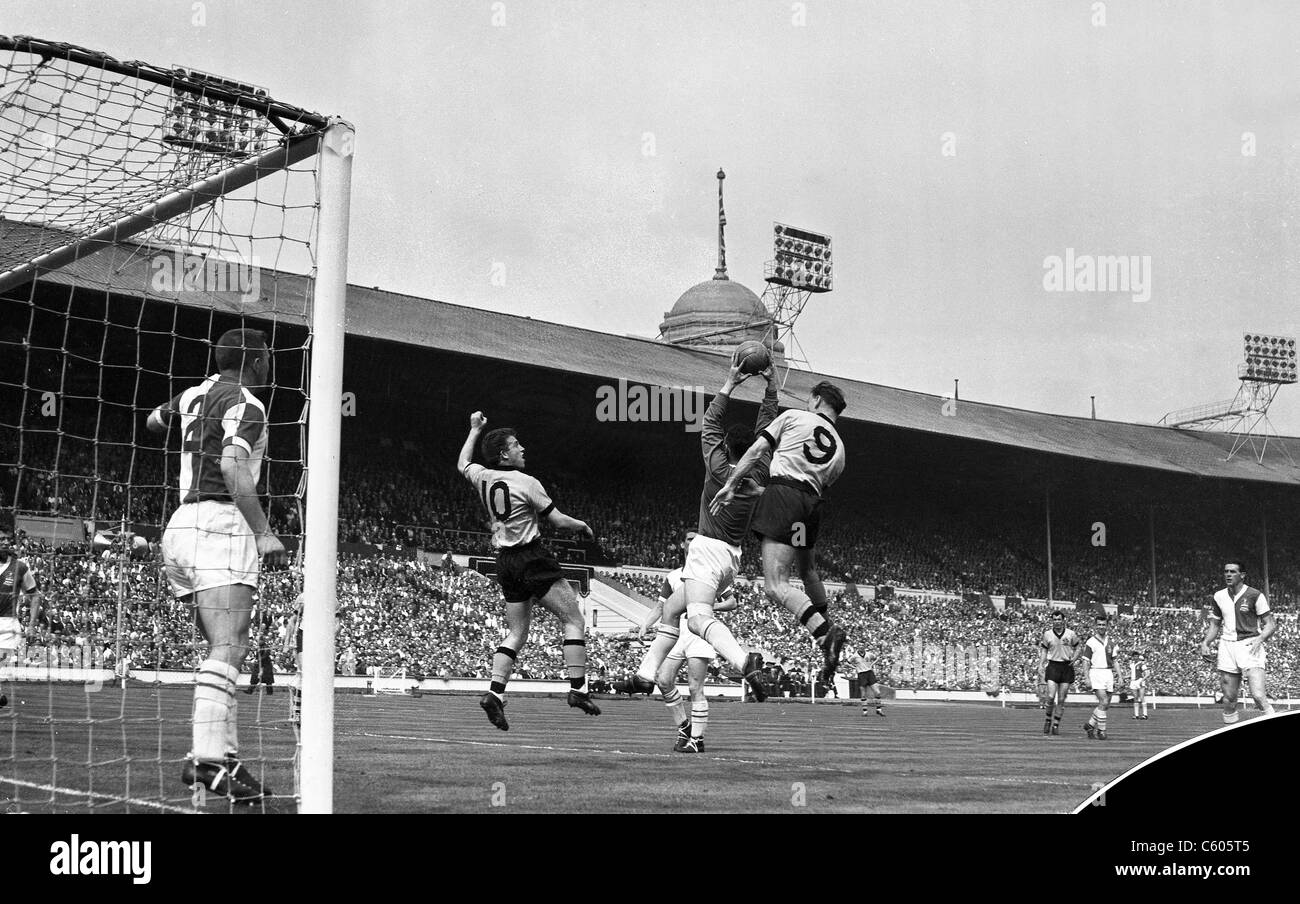Jimmy Murray et Peter Broadbent défi gardien Harry Leyland dans la finale de la FA Cup 1960 Blackburn Rovers Wolverhampton Wa Banque D'Images