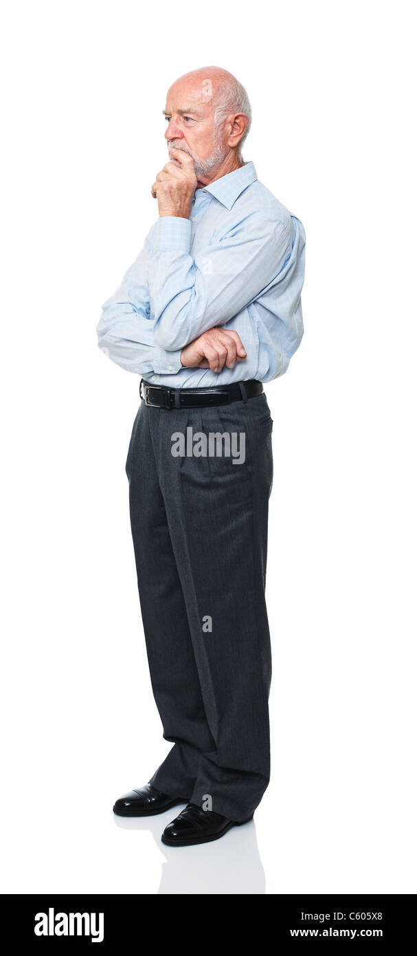 Vieil homme permanent isolé sur fond blanc Banque D'Images
