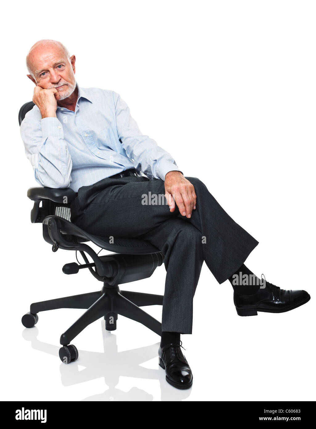 Portrait of senior vous détendre sur chaise moderne Banque D'Images