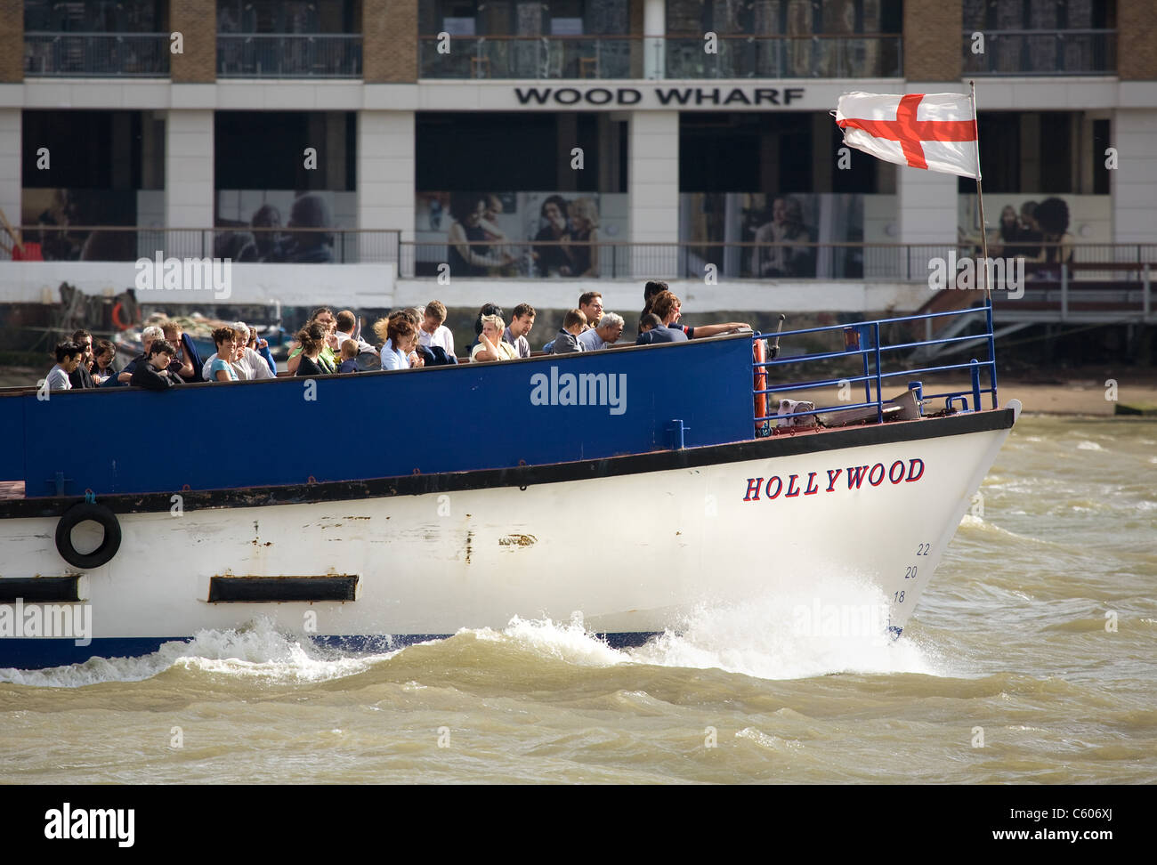 Les touristes profitant d'une croisière sur la Tamise entre Greenwich et Canary Wharf à Londres Banque D'Images